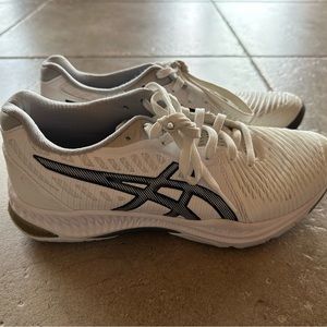 Women’s ASIC volleyball shoes like brand new size 7
